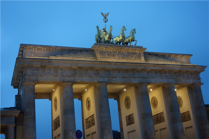 berlin-2014 Brandenburg Gate-crop-v3.JPG